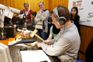 16.12.2015 Kielce. Gwiazdka z nieba - Finał trzeciego dnia licytacji. W środę podczas finału towarzyszyli nam aktorzy z Teatru Kubuś, muzyk Michał Zapała, i niezawodna grupa z Siemachy Kielce. / Jarosław Kubalski / Radio Kielce