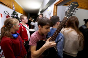 17.12.2015 Kielce. Radio Kielce. Gwiazdka z nieba. Czwarty dzień licytacji. Finał w studiu. Siemacha. / Jarosław Kubalski / Radio Kielce