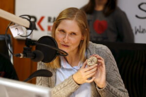 18.12.2015 Kielce. Radio Kielce. Gwiazdka z nieba. Piąty dzień licytacji na rzecz stowarzyszenia Siemacha. Finał w studiu. / Radio Kielce