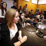 18.12.2015 Kielce. Radio Kielce. Gwiazdka z nieba. Piąty dzień licytacji na rzecz stowarzyszenia Siemacha. Finał w studiu. / Radio Kielce