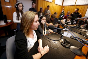 18.12.2015 Kielce. Radio Kielce. Gwiazdka z nieba. Piąty dzień licytacji na rzecz stowarzyszenia Siemacha. Finał w studiu. / Radio Kielce