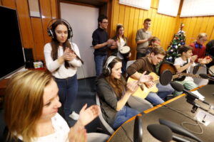 18.12.2015 Kielce. Radio Kielce. Gwiazdka z nieba. Piąty dzień licytacji na rzecz stowarzyszenia Siemacha. Finał w studiu. / Radio Kielce