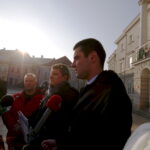 21.12.2015 Kielce. Konferencja prasowa na Dawida Lewickiego ( KORWiN) na Rynku. / Jarosław Kubalski / Radio Kielce