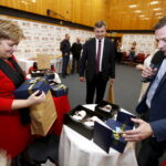 22.12.2015 Kielce. Podziękowanie dla wspierających akcję Gwiazdka z Nieba w studiu S1 Radia Kielce. / Jarosław Kubalski / Radio Kielce