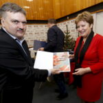 22.12.2015 Kielce. Podziękowanie dla wspierających akcję Gwiazdka z Nieba w studiu S1 Radia Kielce. / Jarosław Kubalski / Radio Kielce