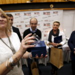 22.12.2015 Kielce. Podziękowanie dla wspierających akcję Gwiazdka z Nieba w studiu S1 Radia Kielce. / Jarosław Kubalski / Radio Kielce