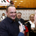 22.12.2015 Kielce. Podziękowanie dla wspierających akcję Gwiazdka z Nieba w studiu S1 Radia Kielce. / Jarosław Kubalski / Radio Kielce