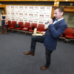 22.12.2015 Kielce. Podziękowanie dla wspierających akcję Gwiazdka z Nieba w studiu S1 Radia Kielce. / Jarosław Kubalski / Radio Kielce