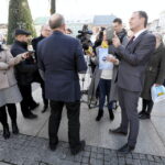 23.12.2015 Kielce. Poseł Grzegorz Schetyna podczas konferencji prasowej na Rynku. / Jarosław Kubalski / Radio Kielce