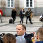 23.12.2015 Kielce. Poseł Grzegorz Schetyna podczas konferencji prasowej na Rynku. / Jarosław Kubalski / Radio Kielce