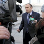 23.12.2015 Kielce. Poseł Grzegorz Schetyna podczas konferencji prasowej na Rynku. / Jarosław Kubalski / Radio Kielce