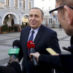 23.12.2015 Kielce. Poseł Grzegorz Schetyna podczas konferencji prasowej na Rynku. / Jarosław Kubalski / Radio Kielce