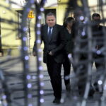 23.12.2015 Kielce. Poseł Grzegorz Schetyna w drodze na konferencję prasową na Rynku. / Jarosław Kubalski / Radio Kielce