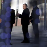 23.12.2015 Kielce. Poseł Grzegorz Schetyna w drodze na konferencję prasową na Rynku. / Jarosław Kubalski / Radio Kielce