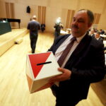 29.12.21015 Kielce. XIX Sesja Sejmiku Województwa Świętokrzyskiego w Sali Kameralnej Filharmonii Świętokrzyskiej im. Oskara Kolberga. Wybory nowego członka Zarządu Województwa. / Jarosław Kubalski / Radio Kielce