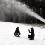 30.12.2015 Kielce. Naśnieżanie stoku narciarskiego na Stadionie. / Jarosław Kubalski / Radio Kielce