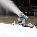 30.12.2015 Kielce. Naśnieżanie stoku narciarskiego na Stadionie. / Jarosław Kubalski / Radio Kielce