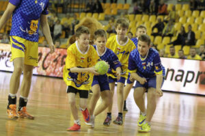 12.12.2015 Kielce. Świąteczny "Dziki Mecz", w którym wzięły udział dzieciaki z rocznika 2005/2006 (zwycięzcy turnieju mikołajkowego) i zawodnicy pierwszego zespołu Vive Tauron Kielce. / Radio Kielce