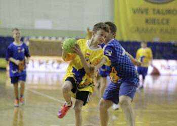 12.12.2015 Kielce. Świąteczny "Dziki Mecz", w którym wzięły udział dzieciaki z rocznika 2005/2006 (zwycięzcy turnieju mikołajkowego) i zawodnicy pierwszego zespołu Vive Tauron Kielce. / Radio Kielce