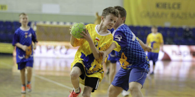 12.12.2015 Kielce. Świąteczny "Dziki Mecz", w którym wzięły udział dzieciaki z rocznika 2005/2006 (zwycięzcy turnieju mikołajkowego) i zawodnicy pierwszego zespołu Vive Tauron Kielce. / Radio Kielce