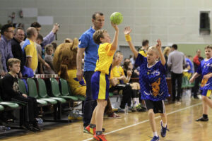 12.12.2015 Kielce. Świąteczny "Dziki Mecz", w którym wzięły udział dzieciaki z rocznika 2005/2006 (zwycięzcy turnieju mikołajkowego) i zawodnicy pierwszego zespołu Vive Tauron Kielce. / Radio Kielce