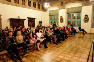 10.12.2015 Kielce. Spotkanie z pochodzącym z Kielc malarzem i grafikiem Rafałem Olbińskim w Muzeum Narodowym. / Wojciech Habdas / Radio Kielce