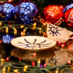 10.12.2015 Kielce. W 2015 roku w ramach akcji Radia Kielce "Gwiazdka z Nieba" licytujemy porcelanowe zestawy do kawy ufundowane przez Żywe Muzeum Porcelany w Ćmielowie i jego założyciela Adama Spałę. 15 grudnia na aukcję trafi zestaw ozdobiony przez Grzegorza Miecugowa / Wojciech Habdas / Radio Kielce