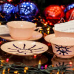 10.12.2015 Kielce. W 2015 roku w ramach akcji Radia Kielce "Gwiazdka z Nieba" licytujemy porcelanowe zestawy do kawy ufundowane przez Żywe Muzeum Porcelany w Ćmielowie i jego założyciela Adama Spałę. 15 grudnia na aukcję trafi zestaw ozdobiony przez Grzegorza Miecugowa / Wojciech Habdas / Radio Kielce