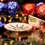 10.12.2015 Kielce. W 2015 roku w ramach akcji Radia Kielce "Gwiazdka z Nieba" licytujemy porcelanowe zestawy do kawy ufundowane przez Żywe Muzeum Porcelany w Ćmielowie i jego założyciela Adama Spałę. 15 grudnia na aukcję trafi zestaw ozdobiony przez Grzegorza Miecugowa / Wojciech Habdas / Radio Kielce