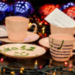 10.12.2015 Kielce. W 2015 roku w ramach akcji Radia Kielce "Gwiazdka z Nieba" licytujemy porcelanowe zestawy do kawy ufundowane przez Żywe Muzeum Porcelany w Ćmielowie i jego założyciela Adama Spałę. 14 grudnia na aukcję trafi zestaw ozdobiony przez Łukasza Golca. / Wojciech Habdas / Radio Kielce