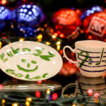 10.12.2015 Kielce. W 2015 roku w ramach akcji Radia Kielce "Gwiazdka z Nieba" licytujemy porcelanowe zestawy do kawy ufundowane przez Żywe Muzeum Porcelany w Ćmielowie i jego założyciela Adama Spałę. 14 grudnia na aukcję trafi zestaw ozdobiony przez Łukasza Golca. / Wojciech Habdas / Radio Kielce
