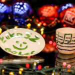 10.12.2015 Kielce. W 2015 roku w ramach akcji Radia Kielce "Gwiazdka z Nieba" licytujemy porcelanowe zestawy do kawy ufundowane przez Żywe Muzeum Porcelany w Ćmielowie i jego założyciela Adama Spałę. 14 grudnia na aukcję trafi zestaw ozdobiony przez Łukasza Golca. / Wojciech Habdas / Radio Kielce
