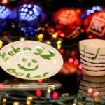 10.12.2015 Kielce. W 2015 roku w ramach akcji Radia Kielce "Gwiazdka z Nieba" licytujemy porcelanowe zestawy do kawy ufundowane przez Żywe Muzeum Porcelany w Ćmielowie i jego założyciela Adama Spałę. 14 grudnia na aukcję trafi zestaw ozdobiony przez Łukasza Golca. / Wojciech Habdas / Radio Kielce