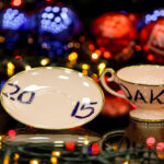 10.12.2015 Kielce. W 2015 roku w ramach akcji Radia Kielce "Gwiazdka z Nieba" licytujemy porcelanowe zestawy do kawy ufundowane przez Żywe Muzeum Porcelany w Ćmielowie i jego założyciela Adama Spałę. 19 grudnia na aukcję trafi zestaw ozdobiony przez Karolinę Sołowow. / Wojciech Habdas / Radio Kielce