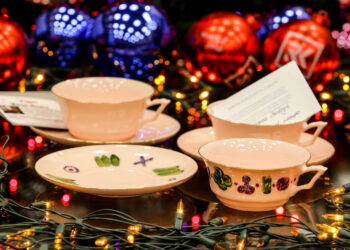 10.12.2015 Kielce. W 2015 roku w ramach akcji Radia Kielce "Gwiazdka z Nieba" licytujemy porcelanowe zestawy do kawy ufundowane przez Żywe Muzeum Porcelany w Ćmielowie i jego założyciela Adama Spałę. 17 grudnia na aukcję trafi zestaw ozdobiony przez Marka Wawro / Wojciech Habdas / Radio Kielce