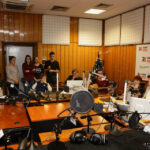 14.12.2015 Kielce. Finał pierwszego dnia licytacji "Gwiazdki z nieba". W studiu Radia Kielce podopieczni Siemachy Kielce, Agnieszka Dyk i zespół Yuka. / Wojciech Habdas / Radio Kielce