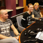 14.12.2015 Kielce. Finał pierwszego dnia licytacji "Gwiazdki z nieba". W studiu Radia Kielce podopieczni Siemachy Kielce, Agnieszka Dyk i zespół Yuka. / Wojciech Habdas / Radio Kielce