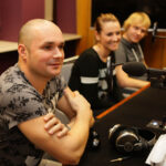 14.12.2015 Kielce. Finał pierwszego dnia licytacji "Gwiazdki z nieba". W studiu Radia Kielce podopieczni Siemachy Kielce, Agnieszka Dyk i zespół Yuka. / Wojciech Habdas / Radio Kielce