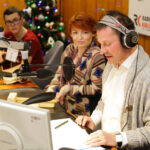 14.12.2015 Kielce. Finał pierwszego dnia licytacji "Gwiazdki z nieba". W studiu Radia Kielce podopieczni Siemachy Kielce, Agnieszka Dyk i zespół Yuka. / Wojciech Habdas / Radio Kielce