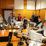 16.12.2015 Kielce. Gwiazdka z nieba - Finał trzeciego dnia licytacji. W środę podczas finału towarzyszyli nam aktorzy z Teatru Kubuś, muzyk Michał Zapała, i niezawodna grupa z Siemachy Kielce. / Wojciech Habdas / Radio Kielce