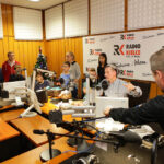 16.12.2015 Kielce. Gwiazdka z nieba - Finał trzeciego dnia licytacji. W środę podczas finału towarzyszyli nam aktorzy z Teatru Kubuś, muzyk Michał Zapała, i niezawodna grupa z Siemachy Kielce. / Wojciech Habdas / Radio Kielce