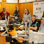 16.12.2015 Kielce. Gwiazdka z nieba - Finał trzeciego dnia licytacji. W środę podczas finału towarzyszyli nam aktorzy z Teatru Kubuś, muzyk Michał Zapała, i niezawodna grupa z Siemachy Kielce. / Wojciech Habdas / Radio Kielce