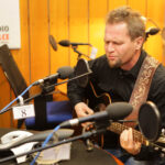 16.12.2015 Kielce. Gwiazdka z nieba - Finał trzeciego dnia licytacji. W środę podczas finału towarzyszyli nam aktorzy z Teatru Kubuś, muzyk Michał Zapała, i niezawodna grupa z Siemachy Kielce. / Wojciech Habdas / Radio Kielce