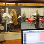 17.15.2015 Kielce. Słuchowisko poświęcone Stefanowi Karskiemu założycielowi Teatru Lalki i Aktora "Kubuś" powstaje w naszej rozgłośni. / Wojciech Habdas / Radio Kielce