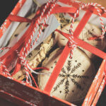 19.12.2015 Kielce. Gwiazdka z nieba. Prezenty od Siemachy Kielce, naturalne bombki. / Wojciech Habdas / Radio Kielce