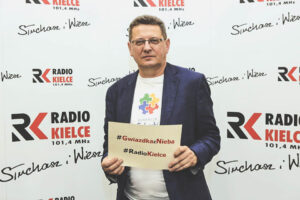 19.12.2015 Kielce. Gwiazdka z nieba. Andrzej Załucki reprezentujący fundację Karoliny Sołowow / Wojciech Habdas / Radio Kielce