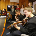 14.12.2015 Kielce. Finał pierwszego dnia licytacji "Gwiazdki z nieba". W studiu Radia Kielce podopieczni Siemachy Kielce, Agnieszka Dyk i zespół Yuka. / Radio Kielce