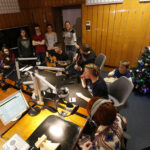 14.12.2015 Kielce. Finał pierwszego dnia licytacji "Gwiazdki z nieba". W studiu Radia Kielce podopieczni Siemachy Kielce, Agnieszka Dyk i zespół Yuka. / Radio Kielce