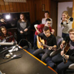 14.12.2015 Kielce. Finał pierwszego dnia licytacji "Gwiazdki z nieba". W studiu Radia Kielce podopieczni Siemachy Kielce, Agnieszka Dyk i zespół Yuka. / Radio Kielce