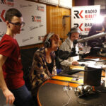 14.12.2015 Kielce. Finał pierwszego dnia licytacji "Gwiazdki z nieba". W studiu Radia Kielce podopieczni Siemachy Kielce, Agnieszka Dyk i zespół Yuka. / Radio Kielce